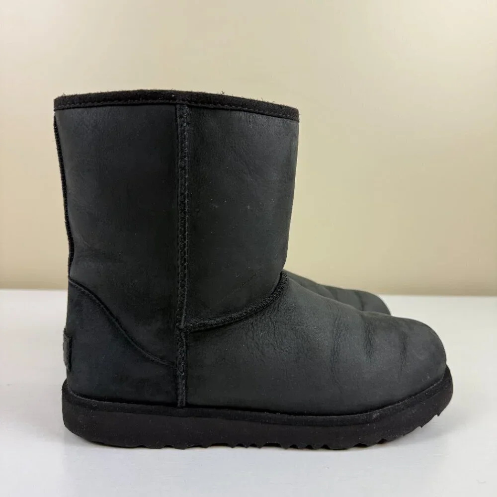 EUC UGG Classic Short II Waterproof Black Leather Boots S/N 1019646K